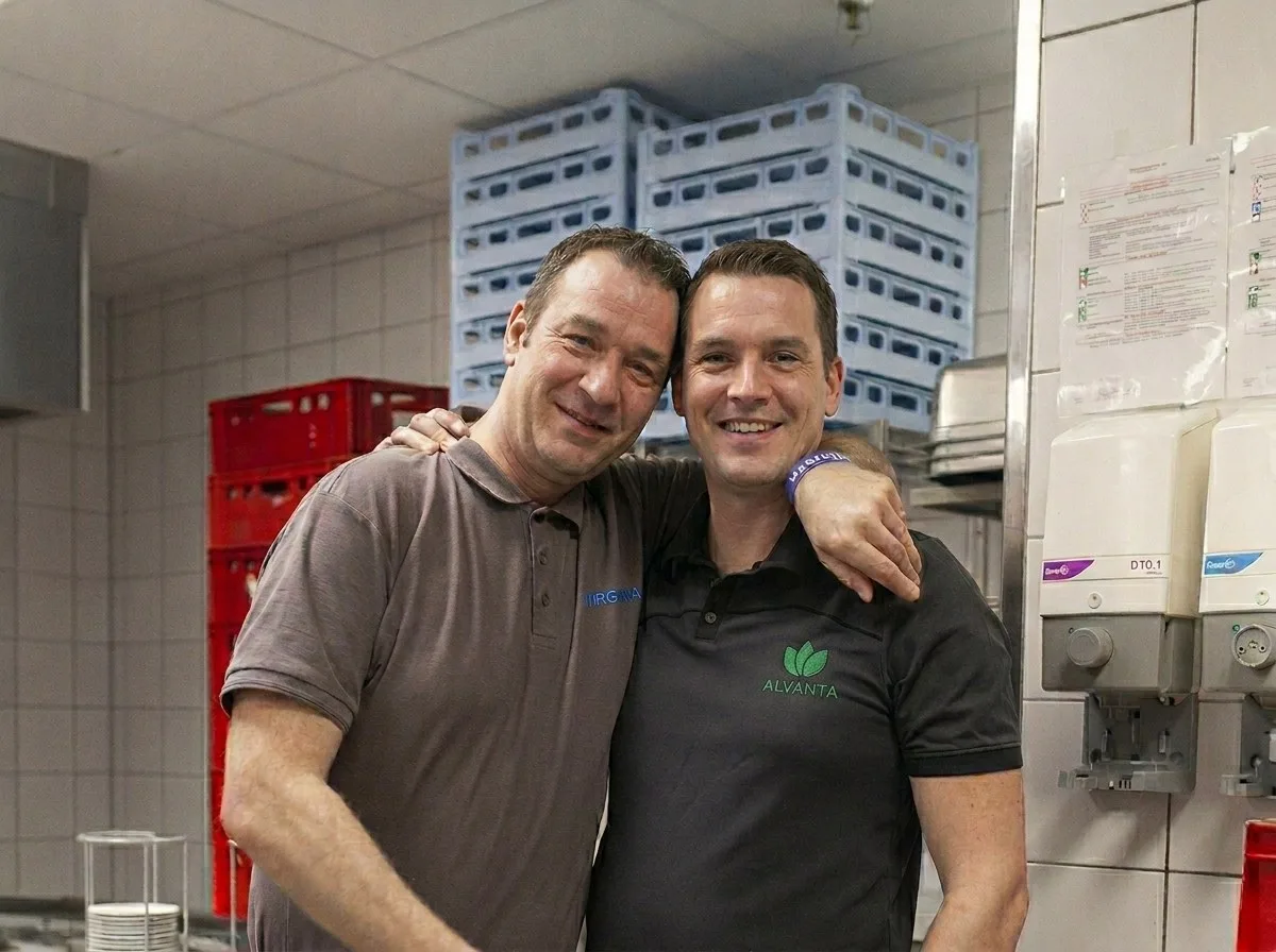 Alvanta-Techniker und Küchenmitarbeiter — partnerschaftliche Zusammenarbeit