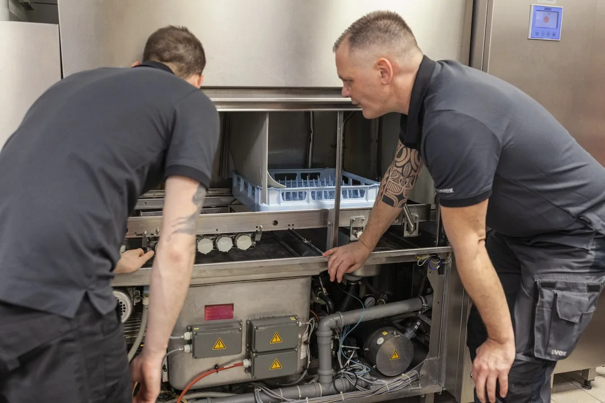 Alvanta-Techniker bei der Reparatur einer gewerblichen Spülmaschine